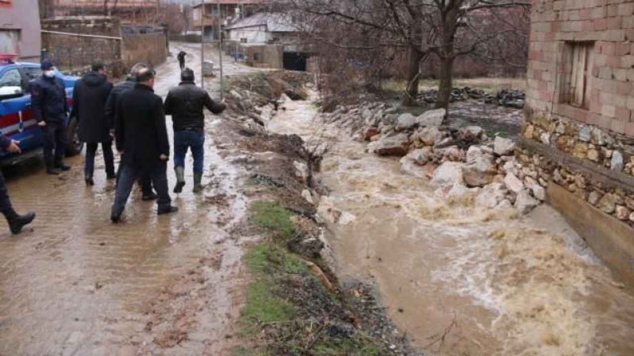 Kayseri'de sağanak nedeniyle taşan dereler ulaşımı aksattı