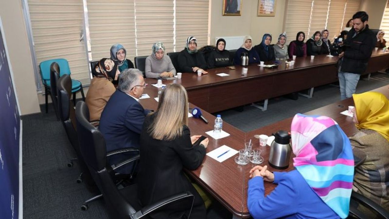 BÜYÜKKILIÇ, AK PARTİ KAYSERİ İL KADIN KOLLARI ÜYELERİ İLE İSTİŞARE TOPLANTISI GERÇEKLEŞTİRDİ