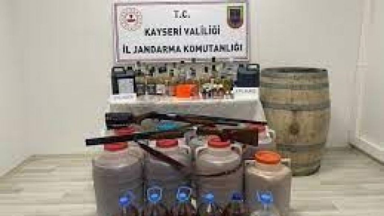 JANDARMA YAKASINA YAPIŞTI