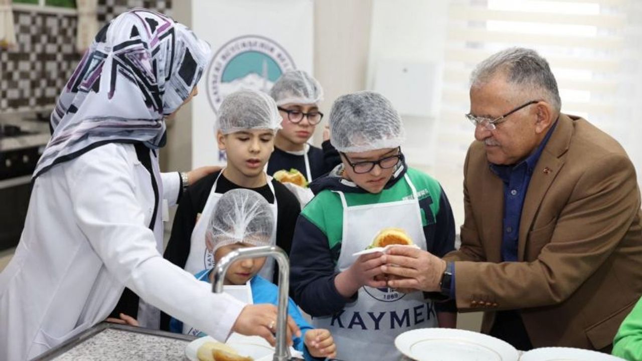 BAŞKAN BÜYÜKKILIÇ, ÖZEL ÇOCUKLARLA KAYMEK MUTFAĞINDA BULUŞTU