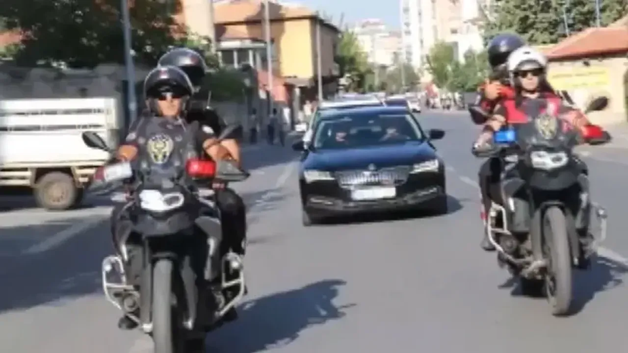 Şehit kızını okula bıraktı