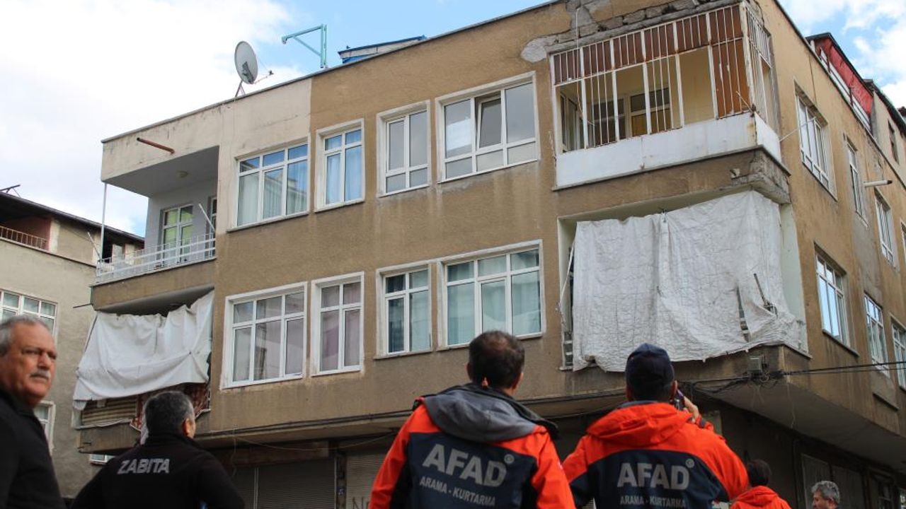 Kayseri’de Hasarlı Bina Boşaltıldı