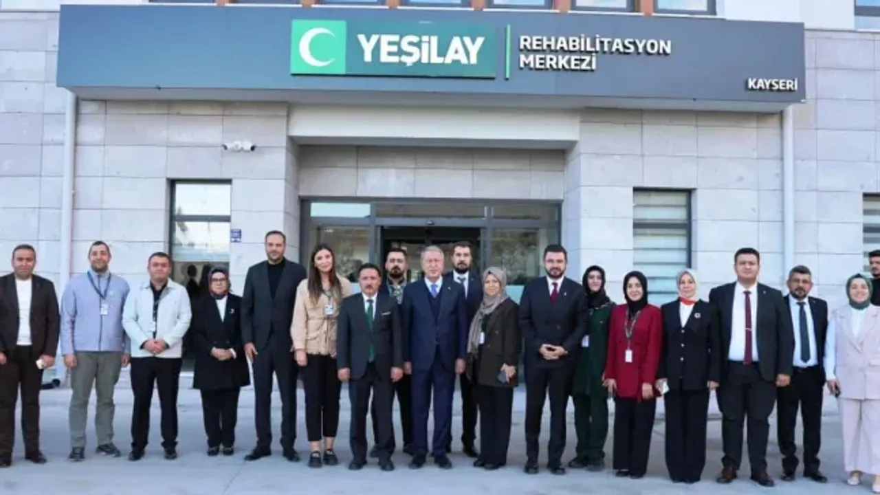 Hulusi Akar'dan Yeşilay'a destek zirvesi!