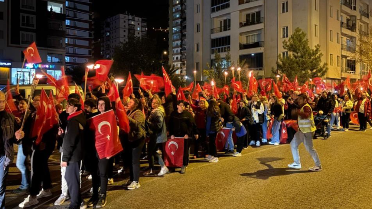 Öğrenci ve veliler fenar alayı düzenledi