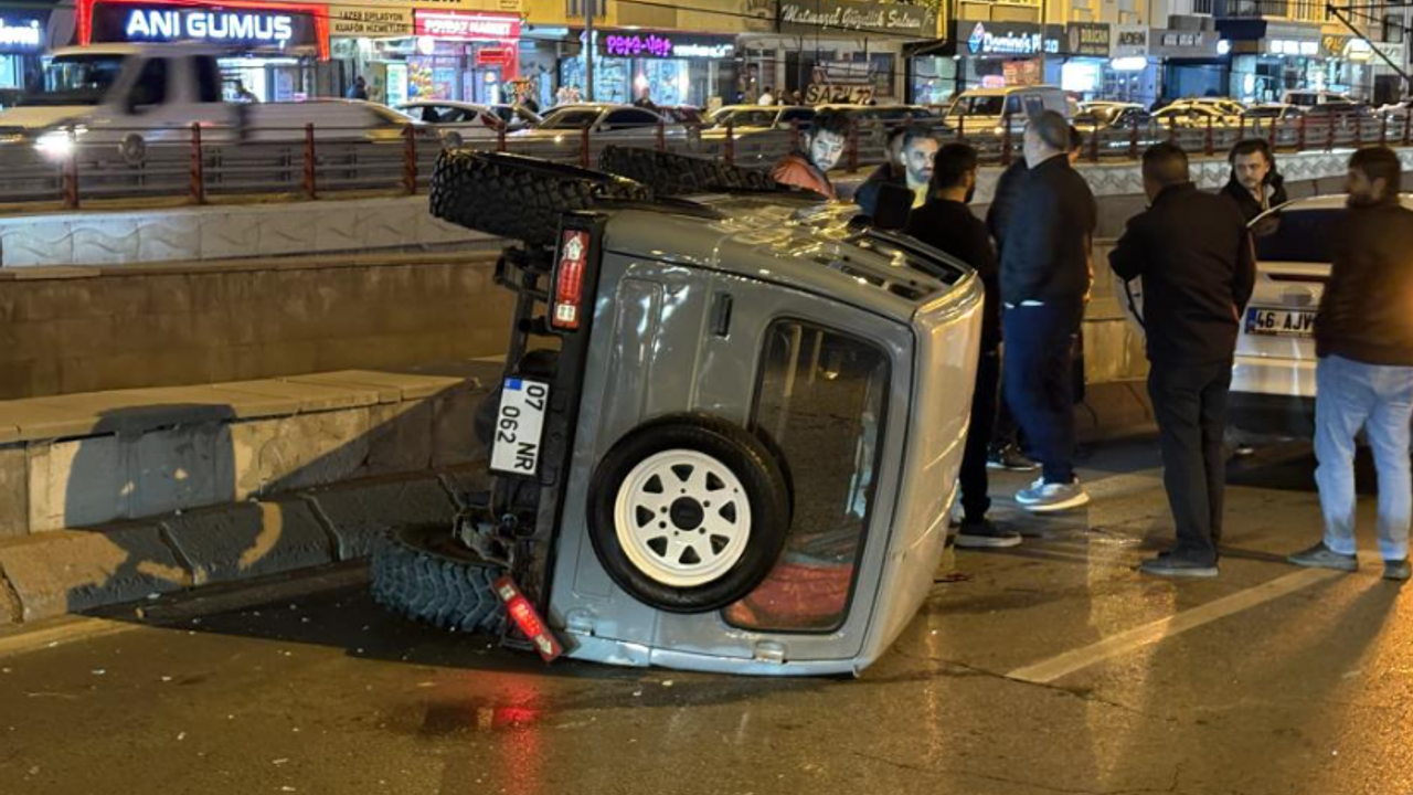 Kazaya karışan araç yan yattı