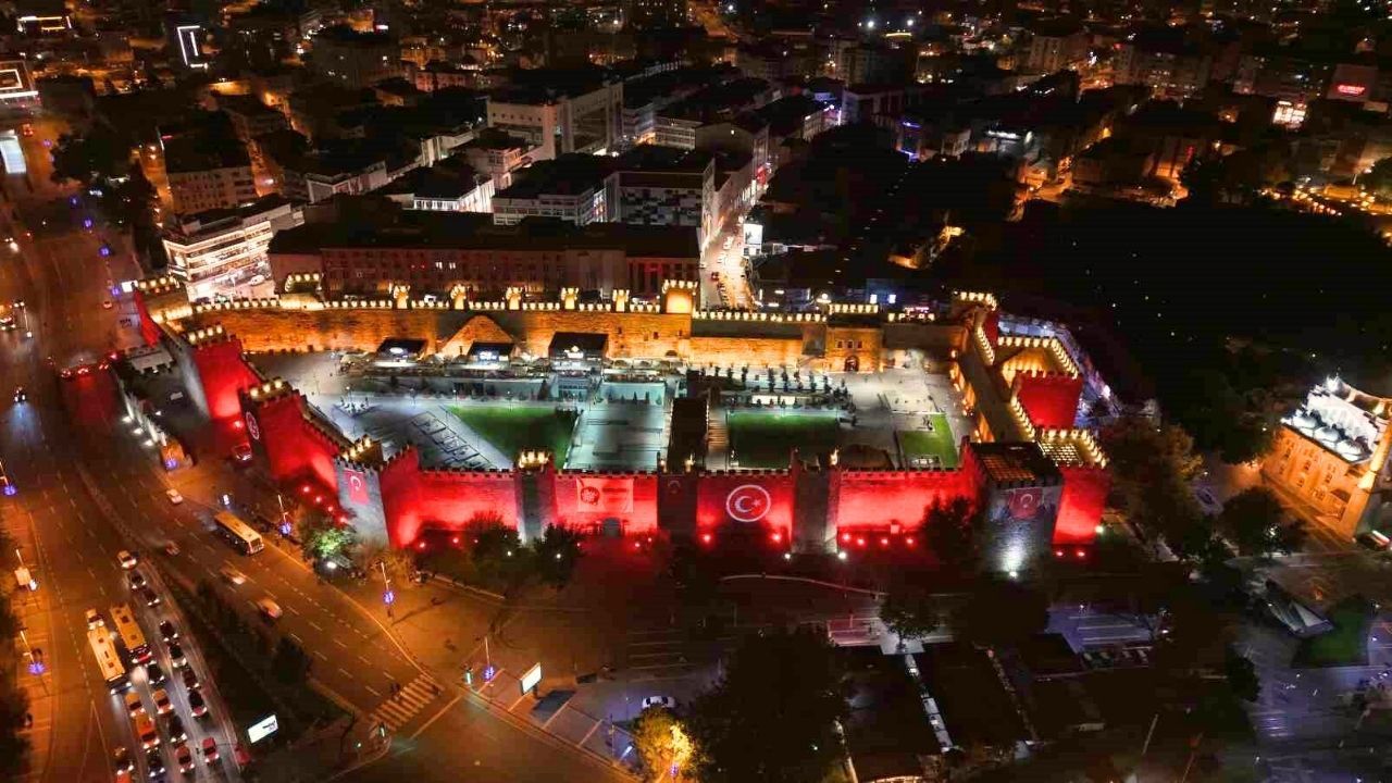 Kayseri Kalesi LED Işıklarla Tarihe Işıltı Katıyor