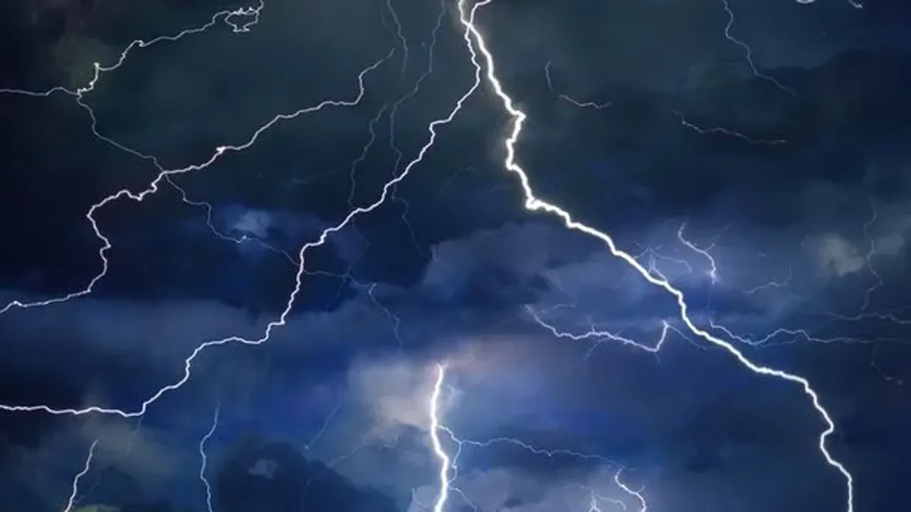 Kayseri’de Yıldırım Aydınlatma Direğini Parçaladı