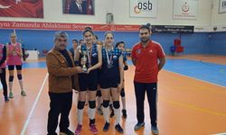 Voleybol küçük kızlarda  şampiyon Kayseri Voleybol