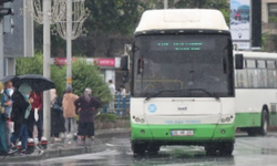 DURAKTA DURMASI GEREKEN OTOBÜS DURMADI: VATANDAŞ YAĞMURLU HAVADA MAĞDUR OLDU