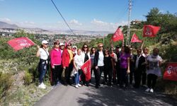 CHP’Lİ KADINLAR BİLLUR BAĞLARINDA SABAH YÜRÜYÜŞÜ YAPTILAR