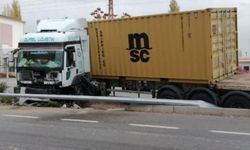 TIR REFÜJE ÇARPTI