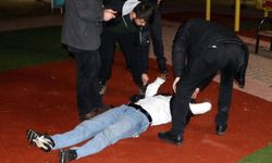 ALKOLLÜ ŞÜPHELİ BIÇAKLA SALDIRDIKTAN SONRA OLAY YERİNDE BAYILDI