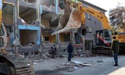 KAYSERİ'DE AĞIR HASARLI OKUL YIKILIYOR 