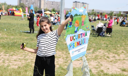 Baharın renklerini gökyüzüne yansıttı