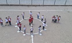 Hilal öğretmen, öğrencileri hem eğlendirdi hem de eğitti