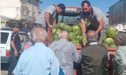 Sarız Belediyesi’nden vatandaşa ücretsiz karpuz dağıtımı