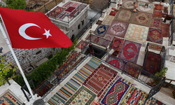 Yüzyıllık Halılar Göz Kamaştırıyor