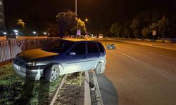 Kayseri’de Korkunç Çarpışma: Otomobil Refüje Çıktı, 3 Kişi Hastanelik Oldu