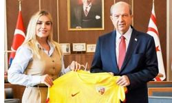Kayserispor’un Sürpriz Hediyesi KKTC Cumhurbaşkanı Tatar’a Ulaştı