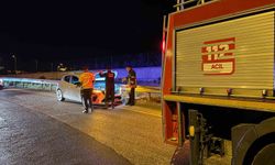 Otomobil Bariyerlere Çarptı: 3 Yaralı