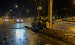 Klasik otomobil direğe ok gibi saplandı