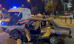Tofaş marka otomobil ortadan büküldü: 3 yaralı