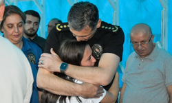 Müdür polis kızını bağrına bastı