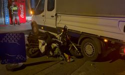 Elektrikli bisikletle kamyonetin altına girdi!
