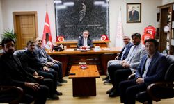 Yazar Öğretmenlerden İl Müdürü Esen’e kitap sunumu