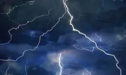 Kayseri’de Yıldırım Aydınlatma Direğini Parçaladı