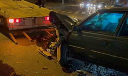 Kavşakta çarpışan otomobil karşı yola savruldu: 2 yaralı