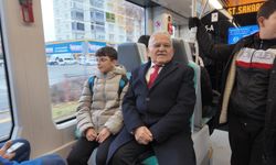 Büyükkılıç tramvaya bindi, yolcularla sohbet etti