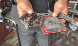 Askıda bisiklet parçaları, çocukların yüzünü güldürüyor