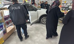 Kontrolden Çıkan Otomobil Eczaneye Daldı