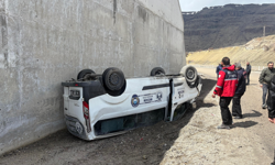 Kontrolde çıkan hafif ticari araç devrildi: 1 yaralı