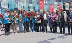 Düvenönü’nde Anneler İçin Gül Dağıttılar