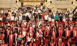 ERÜ Edebiyat Fakültesi'nde Mezuniyet Coşkusu: 450 Öğrenci Kep Attı