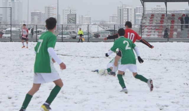 Kayseri’de Futbol Maçları Kar Nedeniyle Ertelendi