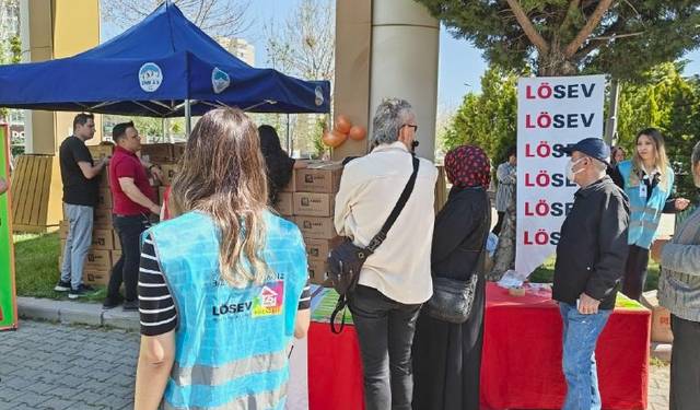 LÖSEV’den 250 aileye et dağıtımı