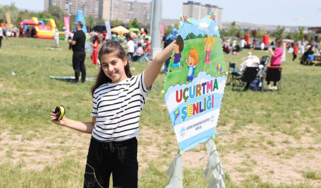 Baharın renklerini gökyüzüne yansıttı