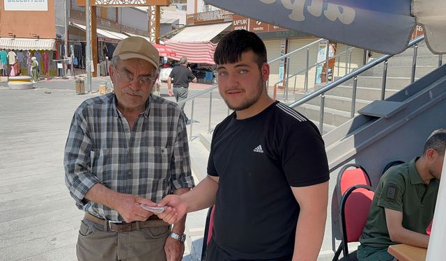 Suriyeli genç bulduğu parayı teslim etti