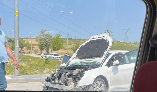 İki otomobil kafa kafaya çarpıştı: 8 yaralı