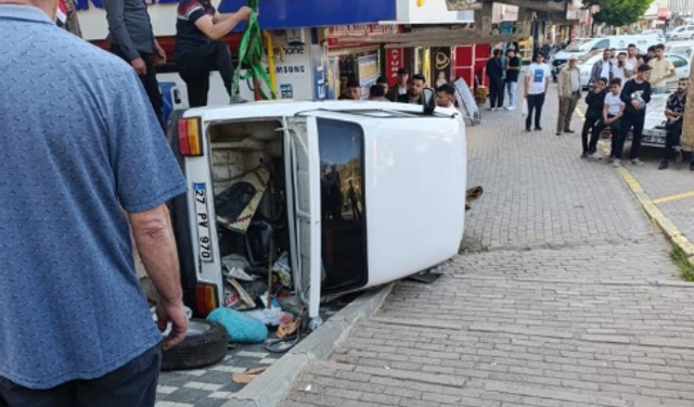 Kontrelden çıkan araç devrildi