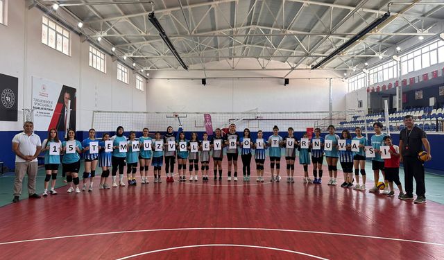 Tomarza’da Voleybol Turnuvası Heyecanı Nefes Kesti