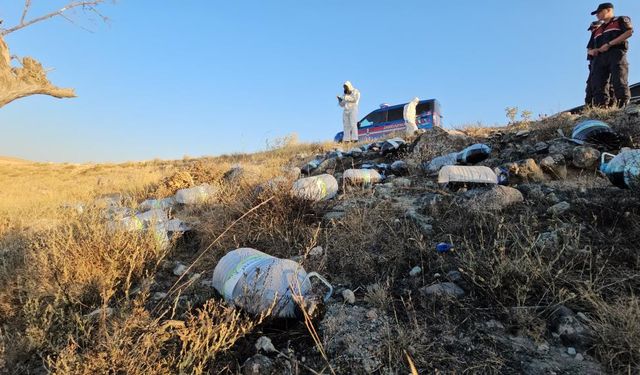 Boş Arazide Bulunan Siyah Sıvı Dolu Bidonlar Tedirgin Etti