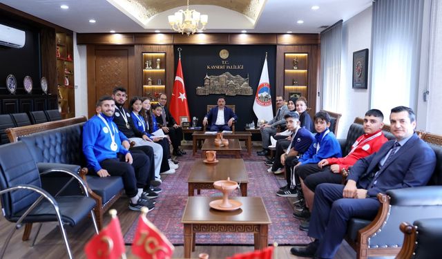Vali Çiçek, Balkan Şampiyonu ERVA Sporcularını Makamında Ağırladı