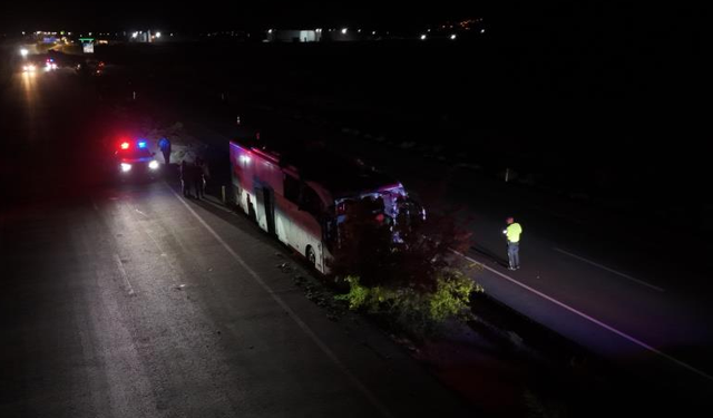Otobüs kaza yaptı: 1 *lü, 13 yaralı
