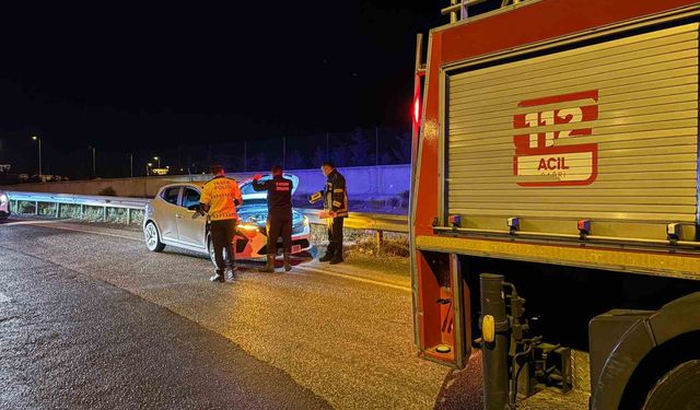 Otomobil Bariyerlere Çarptı: 3 Yaralı