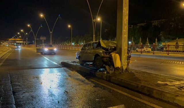 Klasik otomobil direğe ok gibi saplandı
