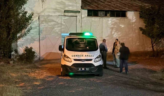 Araç direğe çarptı: 3 yaralı